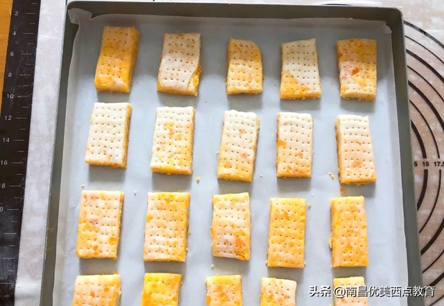 网红咸蛋黄饼干的做法，咸鸭蛋黄饼干（层次分明超级酥脆）