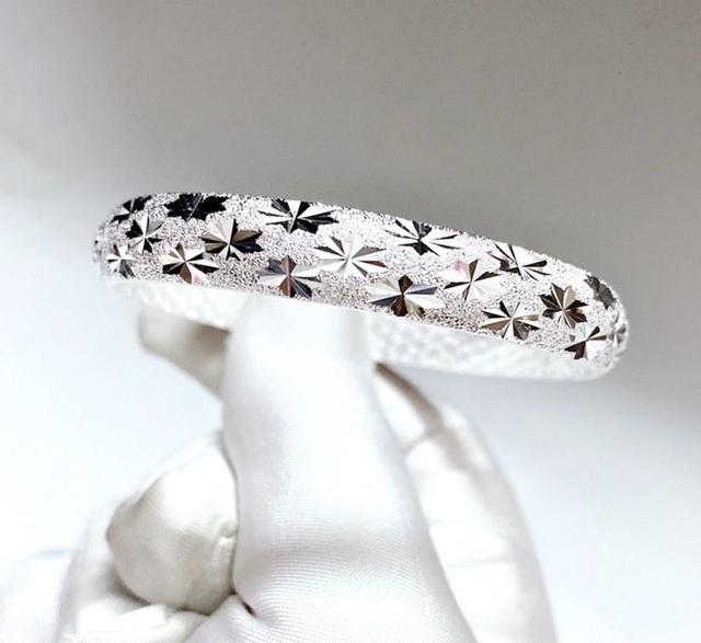 银子发黑是什么原因，银子发黑怎么清洗（变黑主要跟这件事儿有关系）