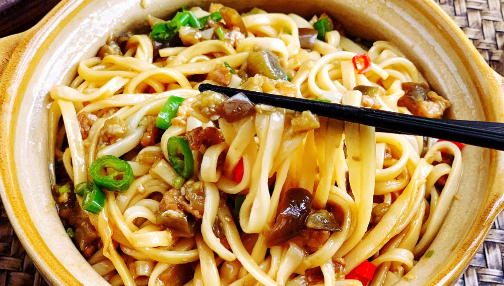 【茄子打卤面】做法步骤图 面条爽滑劲道 做法简单一锅不够吃-起舞食谱网