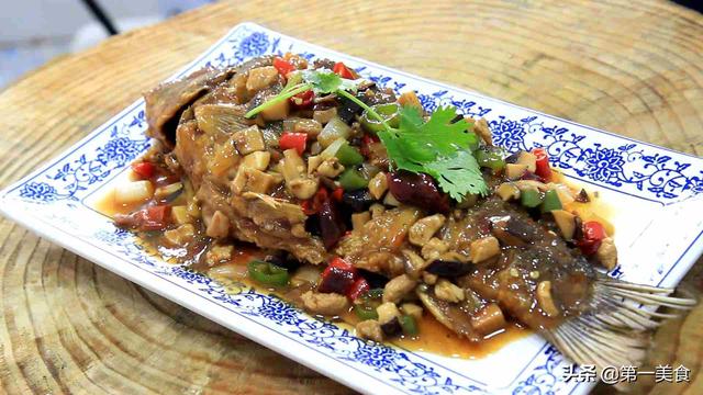 干烧鲫鱼怎么做，正宗干烧鲫鱼的做法大全（厨师长教你“干烧鲫鱼”的家常做法）