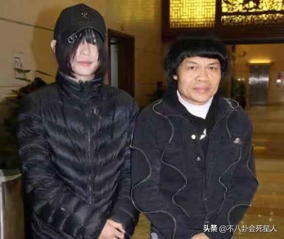 赌神龙五，儿子留长发化浓妆太夸张（赌神龙五扮演者图片）