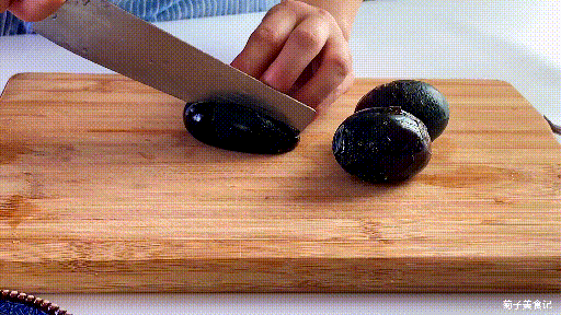 皮蛋粥怎么做最好吃，皮蛋瘦肉粥是怎么做的（教你煮皮蛋瘦肉粥）