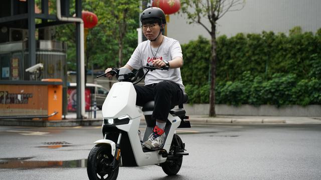 摇摆二轮滑板怎么玩，两轮滑板怎么玩（两千元档也能拥有全能选手）