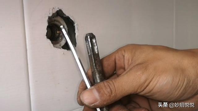 水龙头断了里面的部分怎么弄出来，塑料水龙头断了里面的部分怎么弄出来（不用花钱请维修师傅）