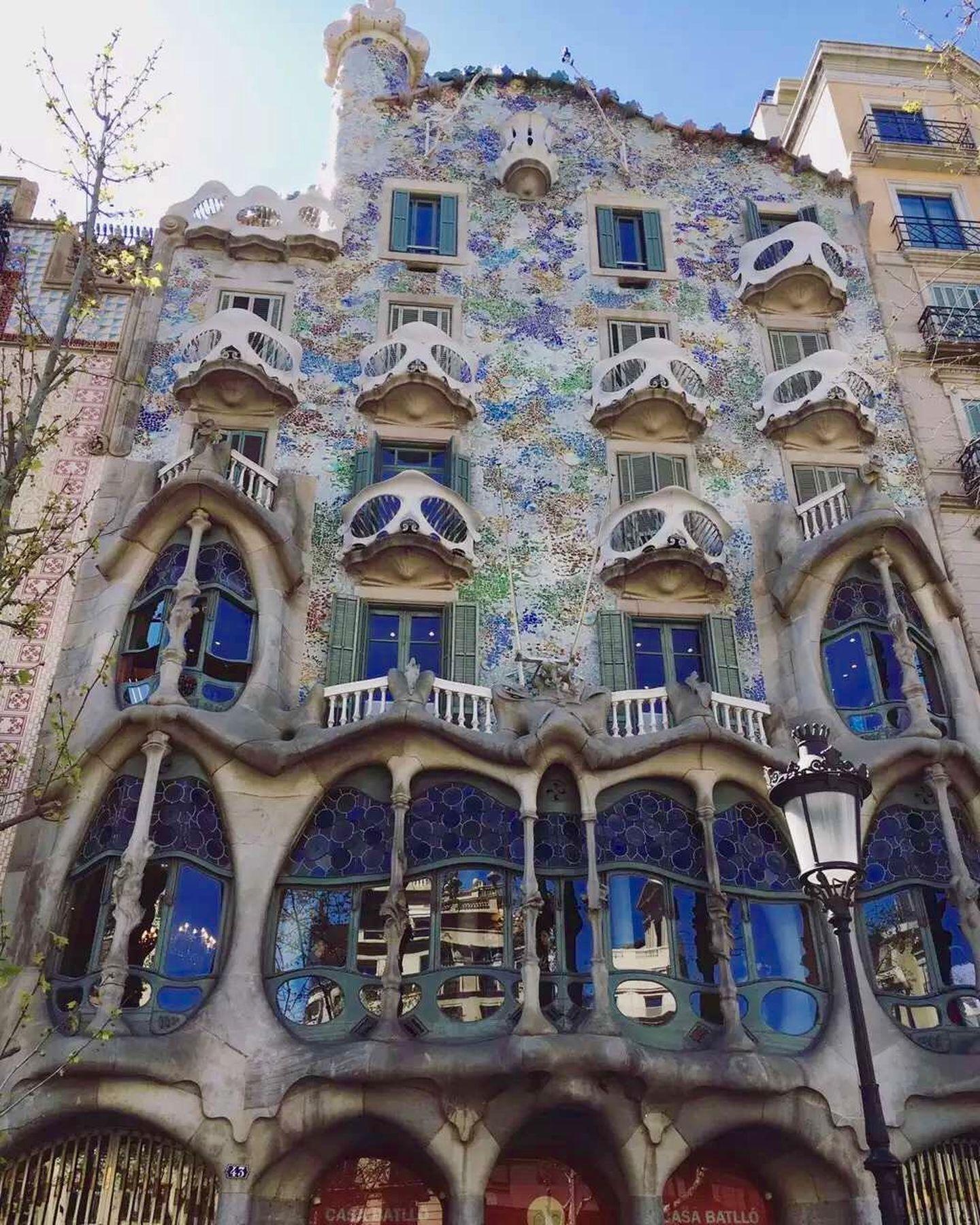 安东尼奥·高迪,西班牙天才建筑师,在整个巴塞罗那市有16处建筑作品