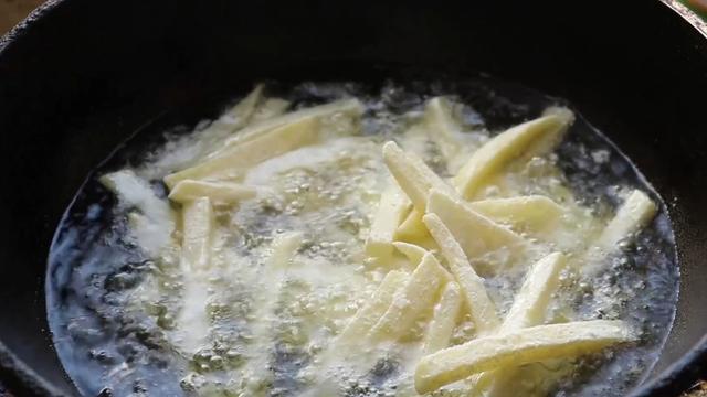 土豆怎么做薯条不用冷藏又好吃，土豆怎么做薯条不用冷藏又好吃视频（想吃薯条再也不用买了）