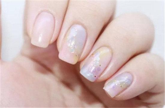 美甲贴纸怎么用，美甲贴纸怎么用法（贴纸DIY美甲教程）