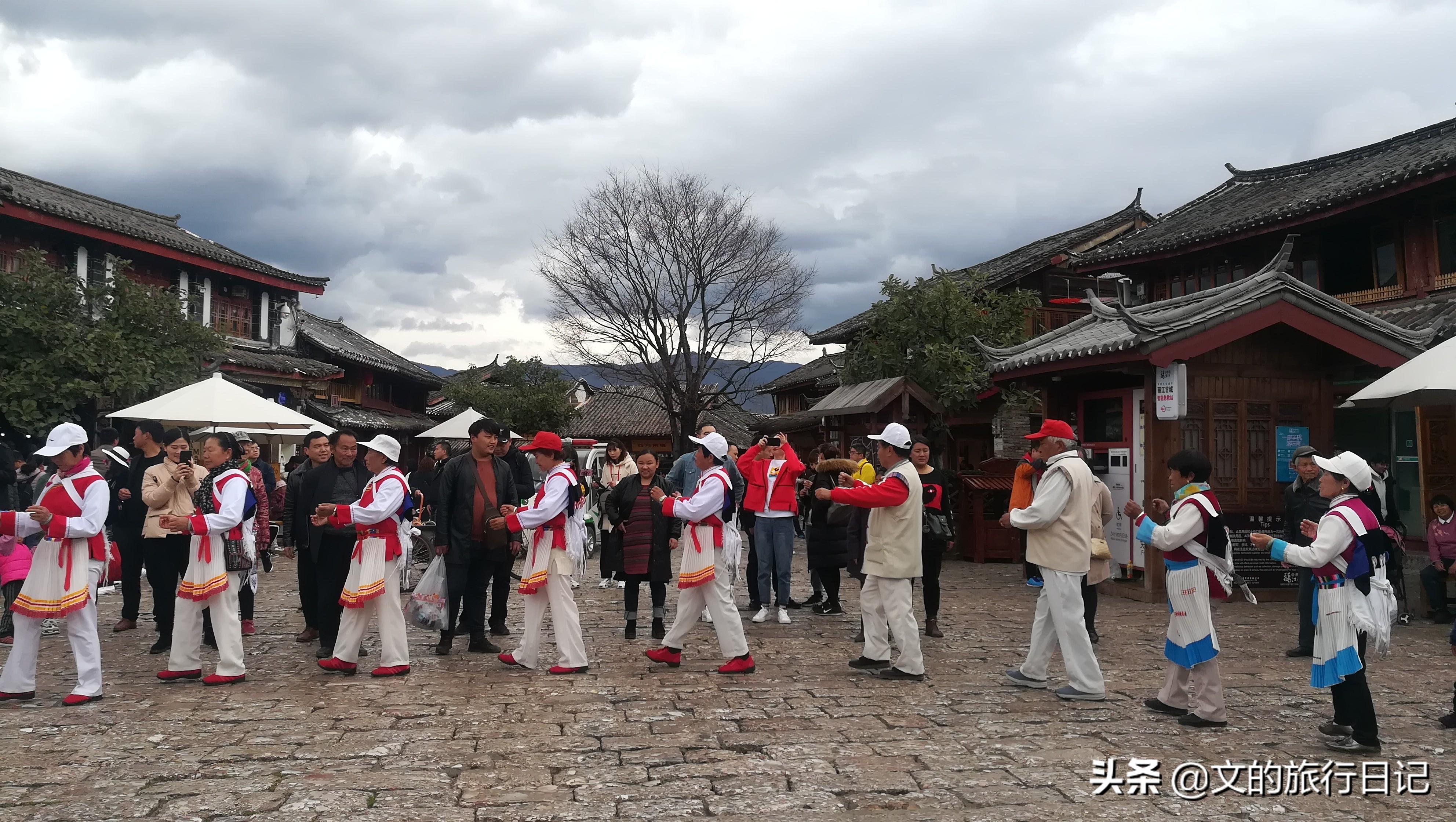 来云南丽江古城旅游，和纳西族一起打跳，快来简单的生活