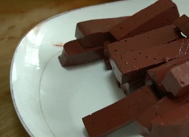 猪血的做法步骤，猪血的各种做法（真的太好吃了）