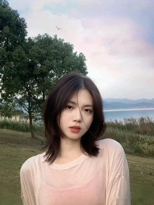 方脸适合短发吗，方脸适合什么发型女短发（夏季来一个清爽“短发”）