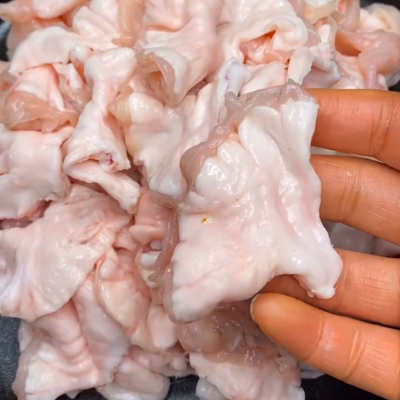 鸡冠油是什么部位，猪的鸡冠油是什么部位（东北这道香酥蹦脆的下酒菜你知道吗）