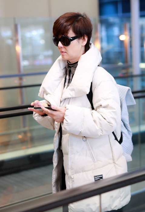 红鞋配什么颜色裤子和衣服，红鞋子配什么颜色（白色羽绒服配黑裤红鞋）