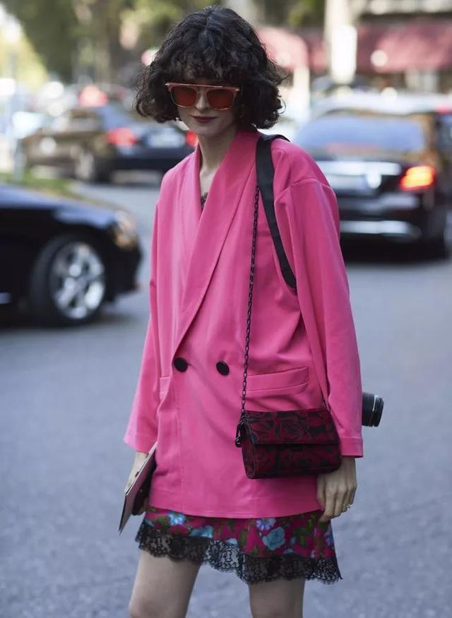 玫红色加什么颜色可调出大红色，玫红色加什么色（试试显白减龄的“玫红色”）