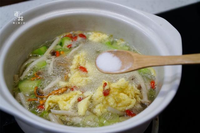 丝瓜煮汤怎么煮才好吃，丝瓜汤这么做好吃（它和丝瓜一起煮是绝配）