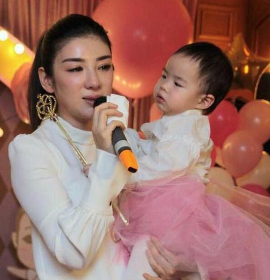 黄奕主演过的电视剧，黄奕演的电视剧（“小燕子”黄奕的幸运成名史）