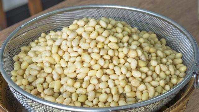 一斤黄豆能做几斤豆腐，做豆腐一斤黄豆几斤水（2斤黄豆出8斤豆腐）