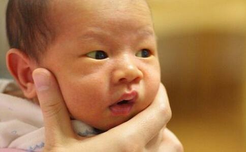 巩膜黄染早期图片，黄染是什么病（孩子刚出生下来就“中了”黄疸）