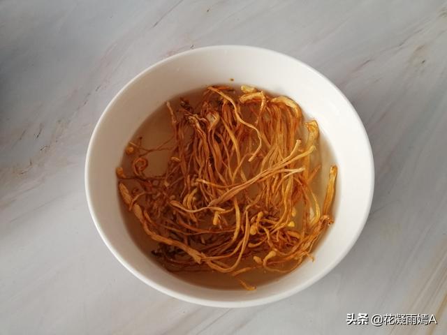 鸭肉煲汤放什么材料好，鸭肉煲汤放什么材料好孕妇吃（鸭肉和它一起炖）