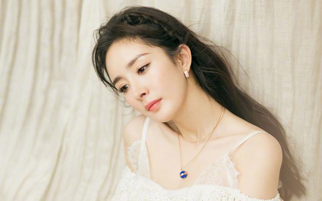 杨幂再次被拍到与魏大勋共度良宵，两人甜蜜如同小情侣