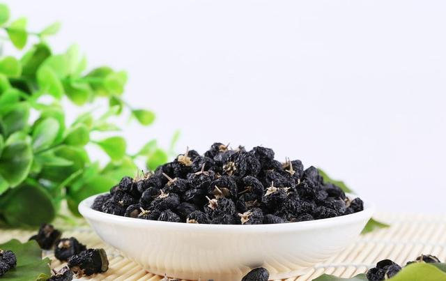 黑枸杞泡水是什么颜色，黑枸杞泡水什么颜色（500-1000元不等的黑枸杞）