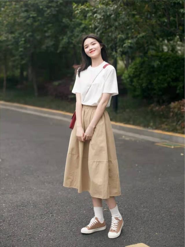 卡其色裙子配什么颜色上衣，卡其色半身裙搭配什么颜色上衣（卡其色半身裙配什么颜色上衣好看）