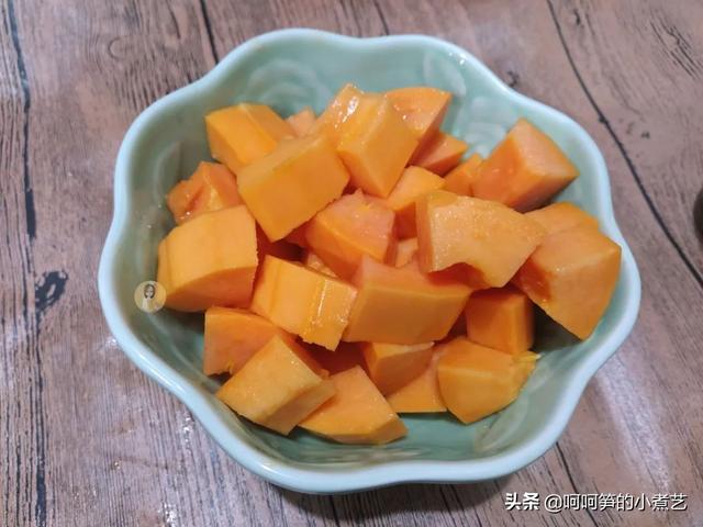 木瓜炖牛奶的做法，适合冬天喝的甜品