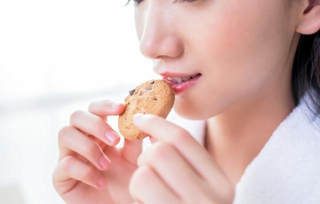 2,胃不好的人,吃苏打饼干并不能养胃,而且吃多了会威胁健康