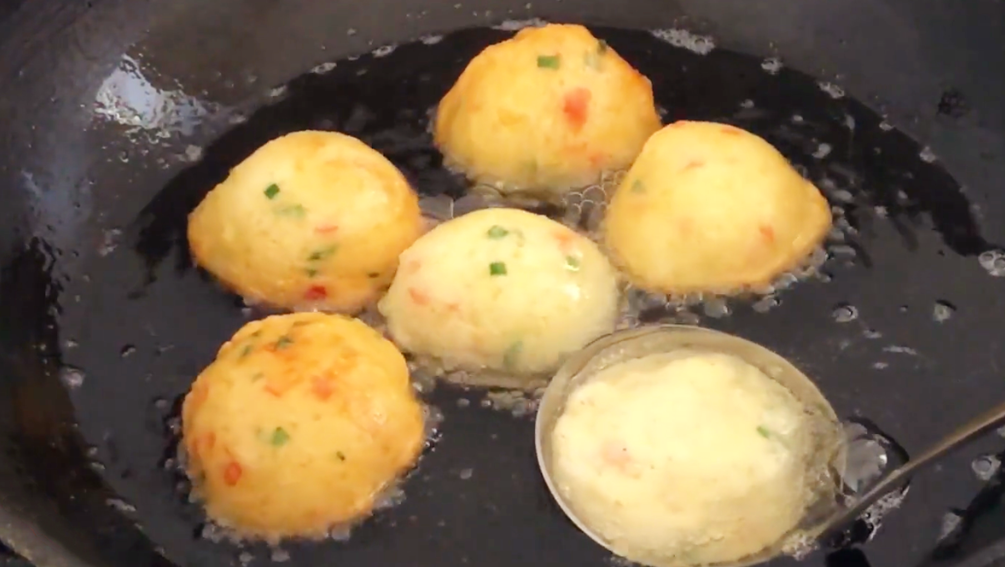 图片[5]-【鸡蛋泡泡】做法步骤图 手不沾面不擀面 外酥里软家人爱吃-起舞食谱网