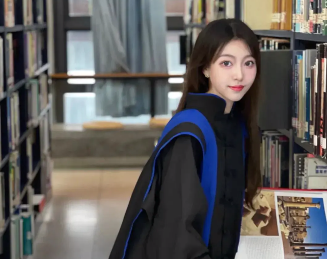 学士服里面穿什么衣服好看，让学士服穿得好看（美院“四大顶流”学士服PK）