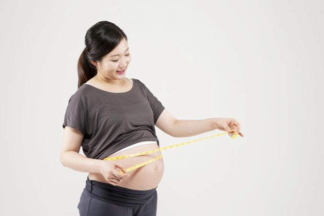 孕肚什么时候开始显怀，孕肚什么时候开始显（孕妇一般在这个月“显怀”）