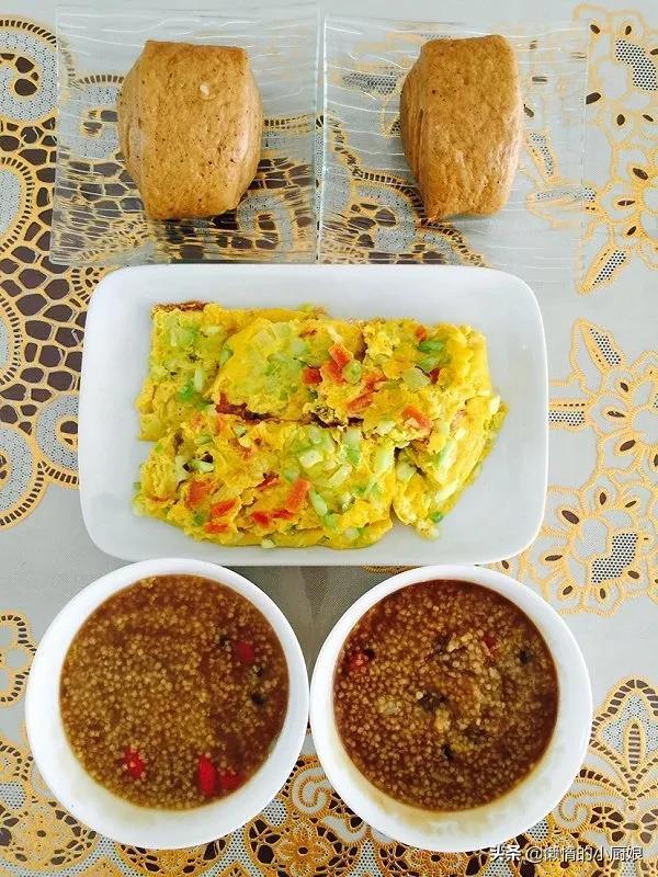 剩馒头怎么做好吃，老面馒头怎么做好吃（像我这样加2根火腿和鸡蛋）