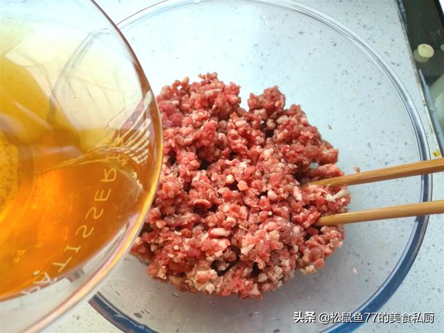 羊肉饺子怎么做，怎样调制羊肉饺子馅（一口一个抱团儿又爆汁儿）