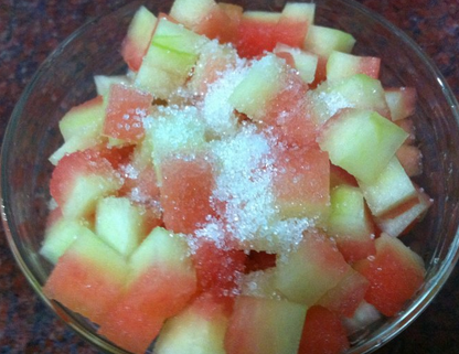 西瓜皮凉拌的最佳吃法，凉拌西瓜皮的详细做法（西瓜皮扔掉太浪费）