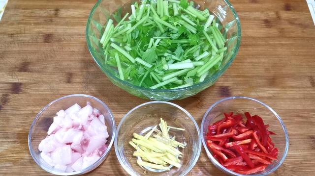 芹菜怎么炒好吃，芹菜怎么炒又脆又入味（饭店炒的芹菜为啥那么好吃）