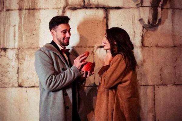 孤僻的人性格特点，性格孤僻的人的原因（四个性格特征就越是明显）