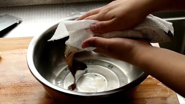 炸鱼的面糊怎么调，炸鱼的面糊如何做才能酥脆（炸鱼时，有人用淀粉有人用面粉）