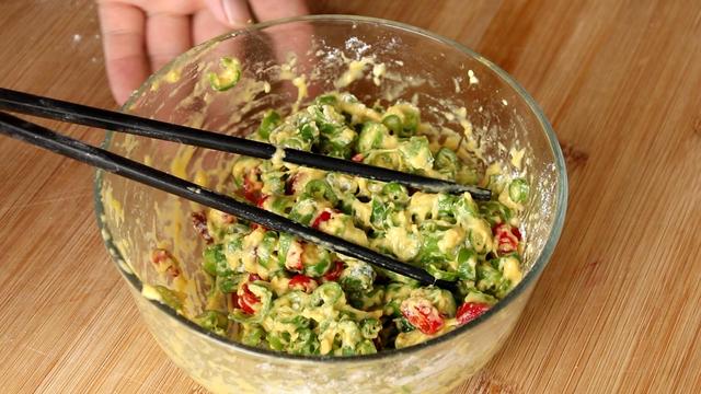 线椒怎么做好吃，1把线椒加1把面粉