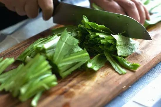 油麦菜的功效与作用禁忌，油麦菜的功效与作用（你错了，还能下酒呢）