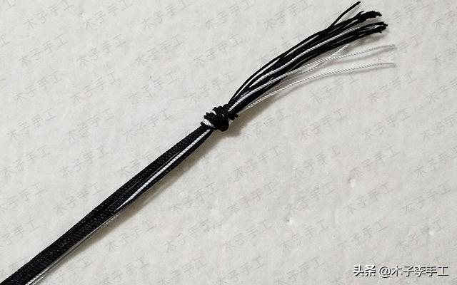 手机挂绳怎么装在手机壳上，手机壳怎么穿挂绳（用方形盘编器做的手机挂绳的编法图解）