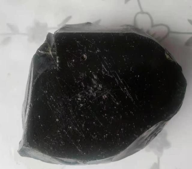 浅绿色石头有磁性是什么石头，玻璃陨石珍品赏析