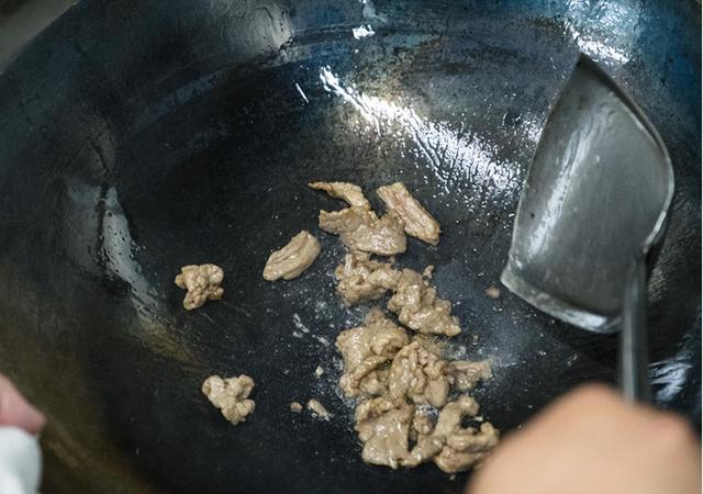 怎样腌制嫩牛肉片，腌制牛肉怎么做才鲜嫩（大厨一招就把牛肉变得又嫩又滑）