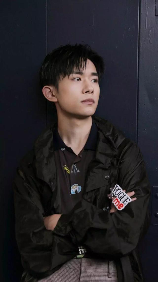 一组易烊千玺超拽帅气的高清图片   千纸鹤们在哪里呢，易烊千玺帅气的图片大全 霸气（有没有的千纸鹤在线签收呀）