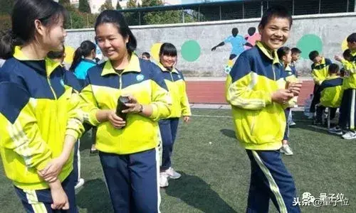 十一学校校服网站（有了这套智能校服）