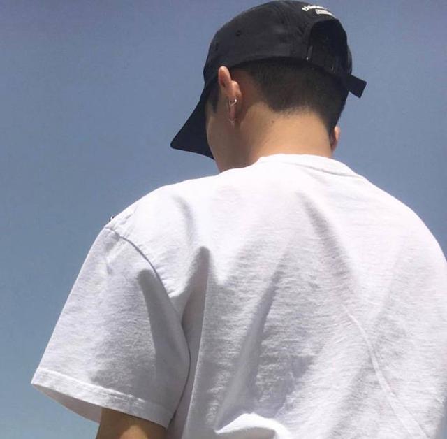 伤感头像男生孤独失望 qq伤感头像男生带孤微信，伤感头像男生孤独失望 qq伤感头像男生带孤（是你不在我身边却在我心里。）