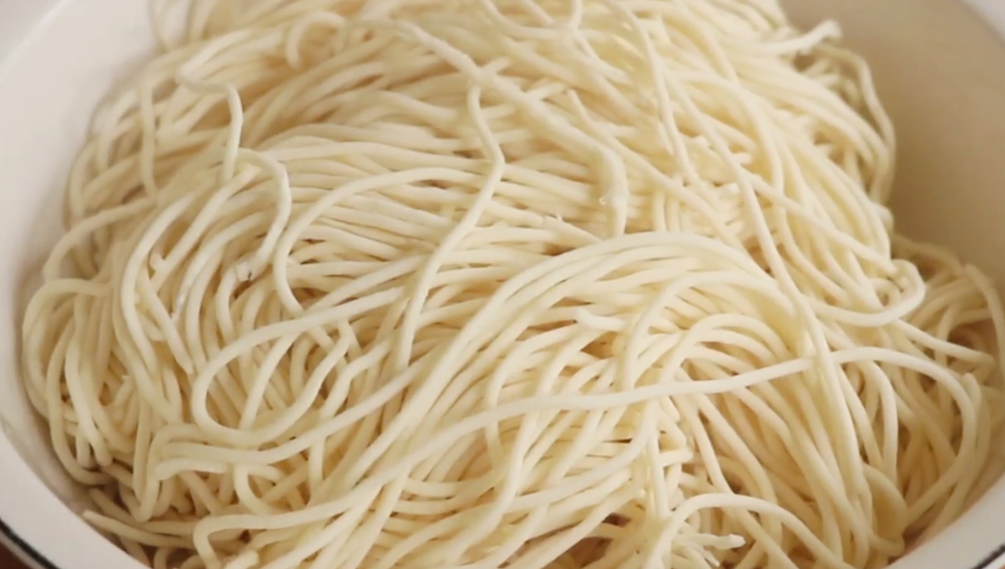 圖片[2]-【洋蔥燜面】做法步驟圖 出鍋比吃肉還香 全家都愛吃-起舞食譜網