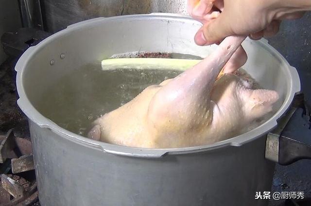 固始鹅块的做法，固始鹅块正宗做法要不要焯水（厨师长教你一道名菜：汉鹅块）
