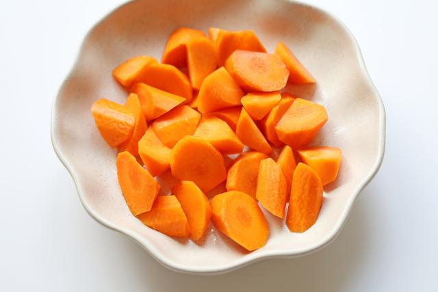 胡萝卜炖牛肉的做法，牛腩炖萝卜怎样做好吃（0失败的牛肉炖胡萝卜）