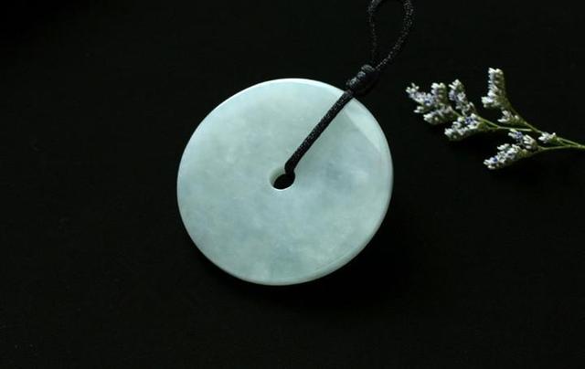 什么是糯种翡翠，糯种翡翠属于什么档次（糯种翡翠鉴别）