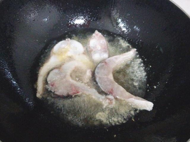 红烧草鱼怎么做，红烧草鱼怎么做好吃又简单（教你在家做红烧草鱼块）