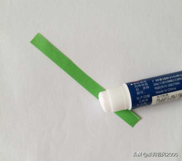 幼儿园最简单手工贺卡，幼儿园手工制作新年贺卡（用卡纸做一枝彩色的花）